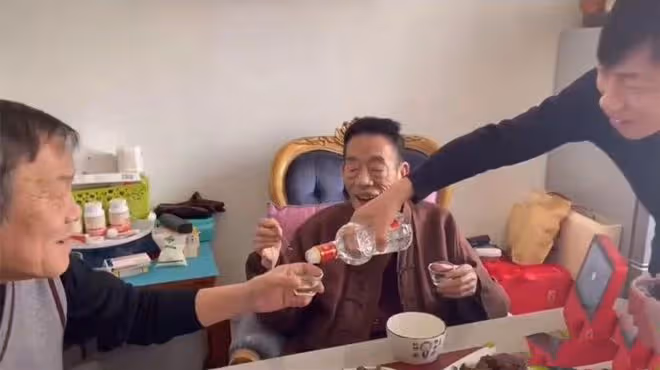 90歲楊少華雙手顫巍仍拼酒肉！三代罕見同堂，長孫孝順外形高大