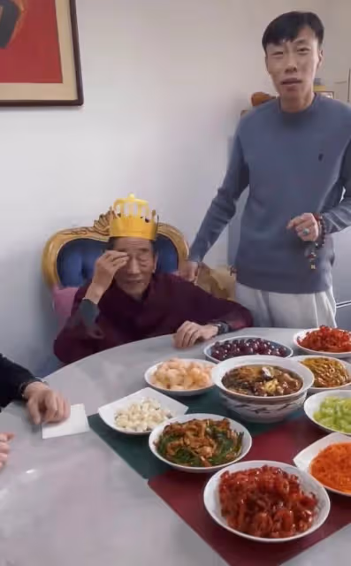 90歲楊少華雙手顫巍仍拼酒肉！三代罕見同堂，長孫孝順外形高大