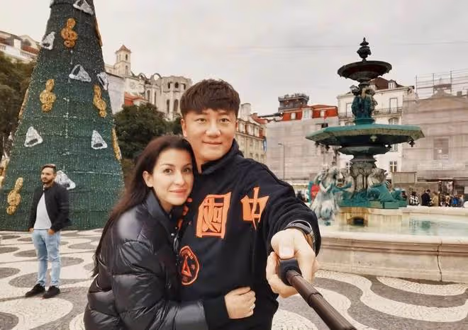 40歲關喆官宣三胎生女，高顏值外籍妻子搶鏡，出身名門楊坤做媒人