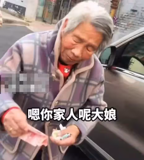 老人騎三輪車剮蹭轎車，拿出800元欲賠償，司機不忍心收錢