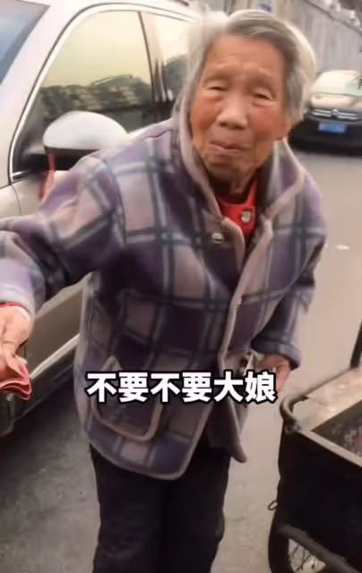 老人騎三輪車剮蹭轎車，拿出800元欲賠償，司機不忍心收錢