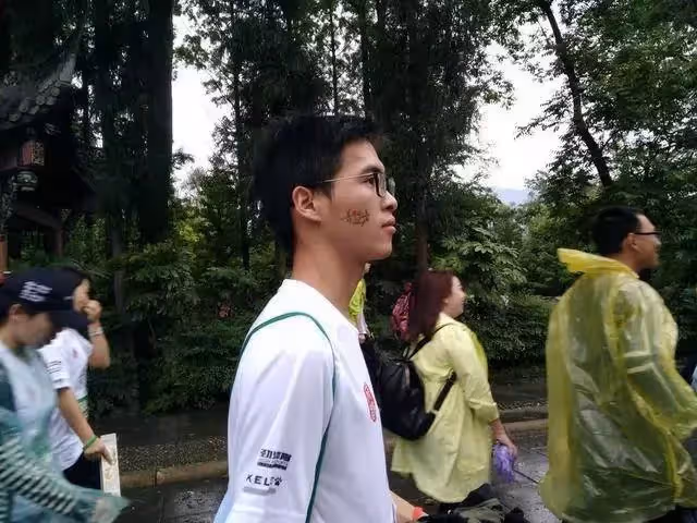 流浪兒2歲喪母、被父親拋棄，靠乞討10歲才上學，打破寒門考上名校