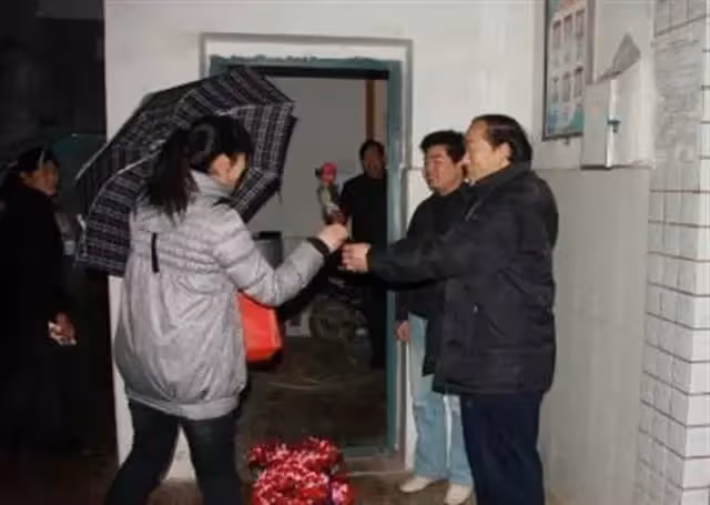 流浪兒2歲喪母、被父親拋棄，靠乞討10歲才上學，打破寒門考上名校