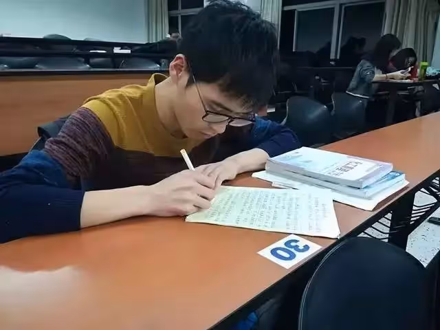 流浪兒2歲喪母、被父親拋棄，靠乞討10歲才上學，打破寒門考上名校