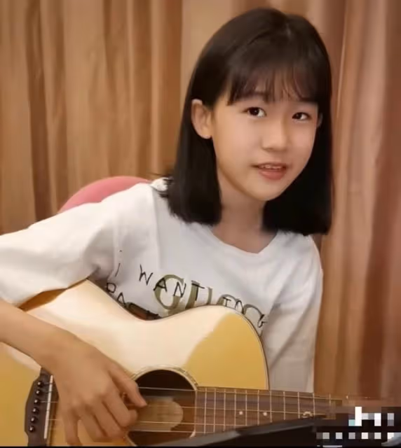 13歲貝兒自彈自唱秀才藝，五官精緻像極陸毅，穿奢侈品T恤氣質佳