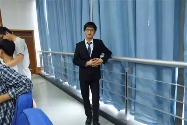 流浪兒2歲喪母、被父親拋棄，靠乞討10歲才上學，打破寒門考上名校