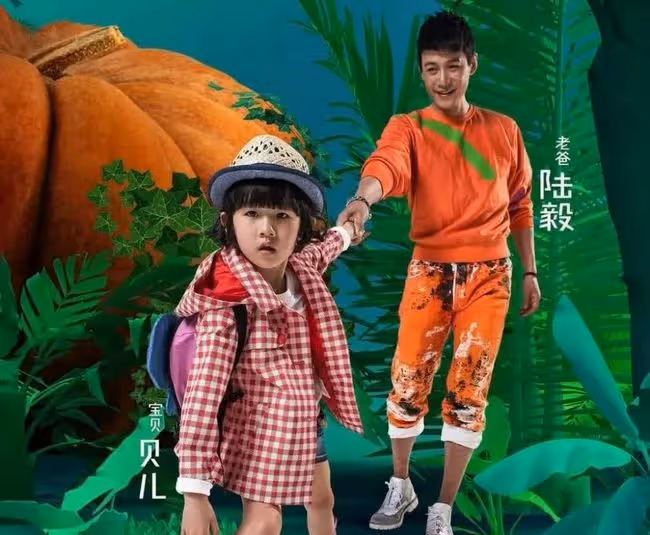13歲貝兒自彈自唱秀才藝，五官精緻像極陸毅，穿奢侈品T恤氣質佳
