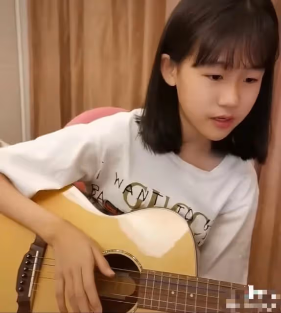 13歲貝兒自彈自唱秀才藝，五官精緻像極陸毅，穿奢侈品T恤氣質佳