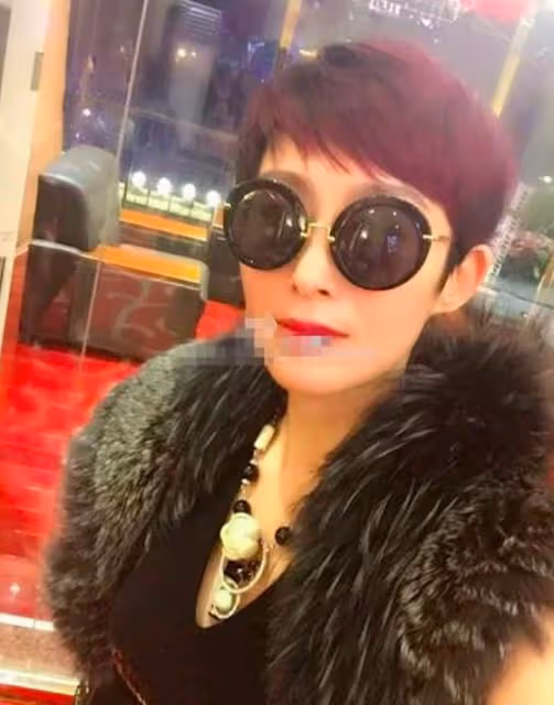 張敏新老公不行啊,都說生病了還穿著睡衣,老公仍多次讓她露臉