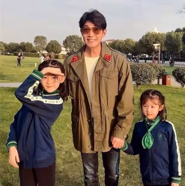 13歲貝兒自彈自唱秀才藝，五官精緻像極陸毅，穿奢侈品T恤氣質佳