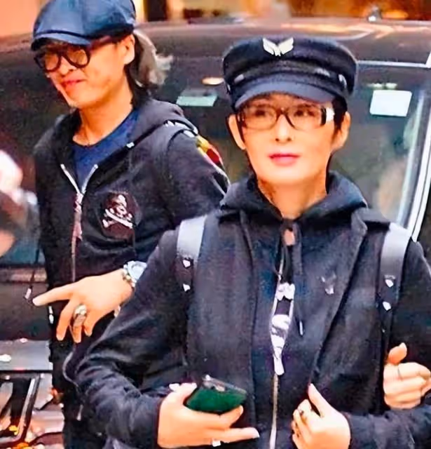 張敏新老公不行啊,都說生病了還穿著睡衣,老公仍多次讓她露臉