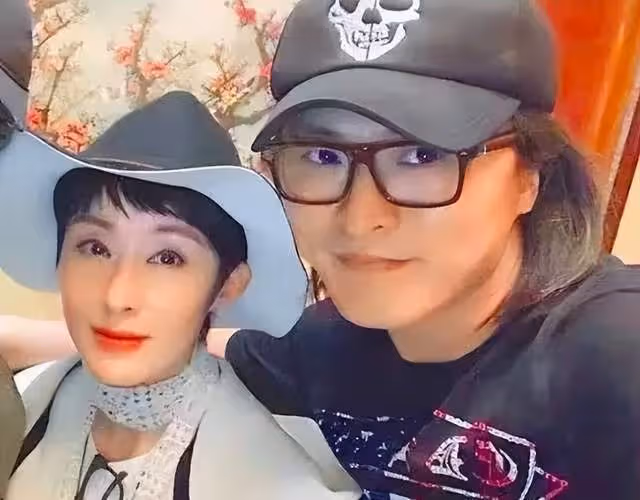 張敏新老公不行啊,都說生病了還穿著睡衣,老公仍多次讓她露臉