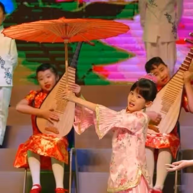 13歲貝兒自彈自唱秀才藝，五官精緻像極陸毅，穿奢侈品T恤氣質佳