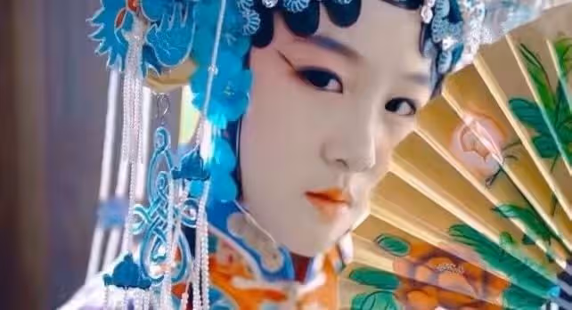 13歲貝兒自彈自唱秀才藝，五官精緻像極陸毅，穿奢侈品T恤氣質佳