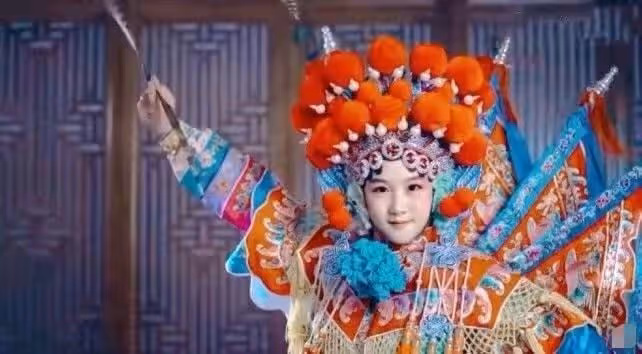 13歲貝兒自彈自唱秀才藝，五官精緻像極陸毅，穿奢侈品T恤氣質佳
