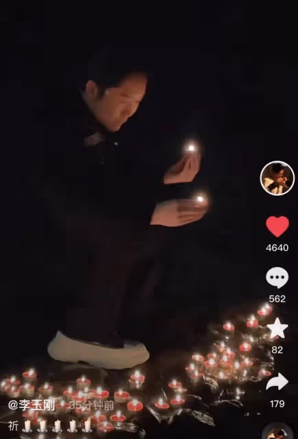 李玉剛深夜獨自去河邊！放數盞祈願燈神情落寞，雙手合十久不離去