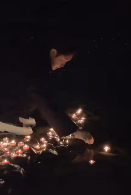 李玉剛深夜獨自去河邊！放數盞祈願燈神情落寞，雙手合十久不離去