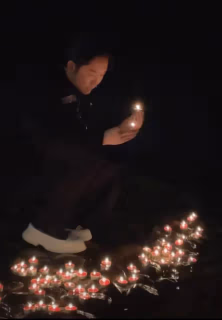 李玉剛深夜獨自去河邊！放數盞祈願燈神情落寞，雙手合十久不離去