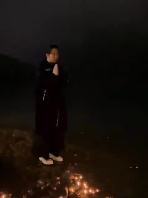 李玉剛深夜獨自去河邊！放數盞祈願燈神情落寞，雙手合十久不離去