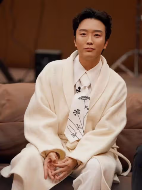 李玉剛深夜獨自去河邊！放數盞祈願燈神情落寞，雙手合十久不離去