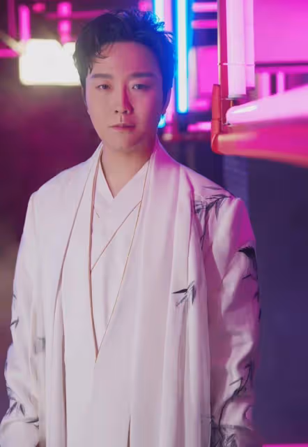 李玉剛深夜獨自去河邊！放數盞祈願燈神情落寞，雙手合十久不離去