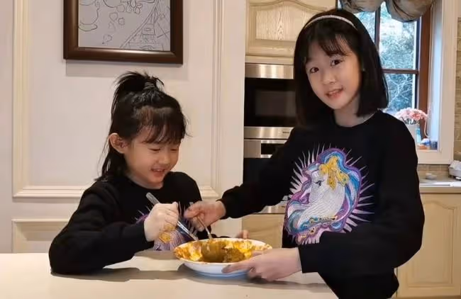 13歲貝兒自彈自唱秀才藝，五官精緻像極陸毅，穿奢侈品T恤氣質佳