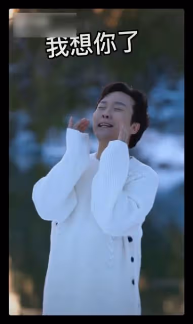 李玉剛深夜獨自去河邊！放數盞祈願燈神情落寞，雙手合十久不離去
