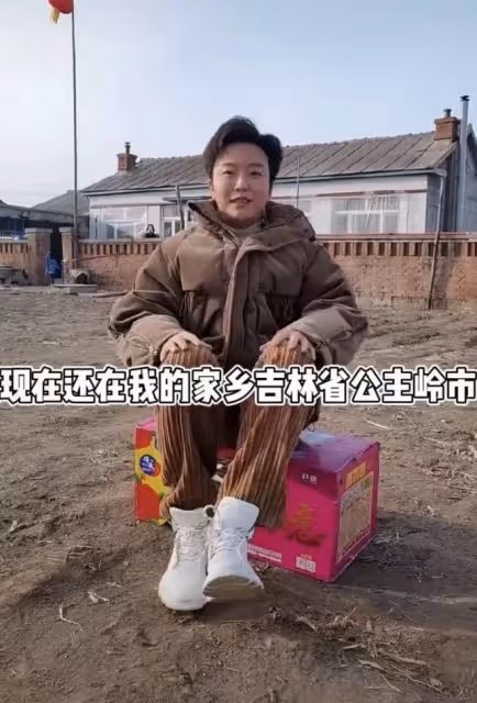 李玉剛深夜獨自去河邊！放數盞祈願燈神情落寞，雙手合十久不離去