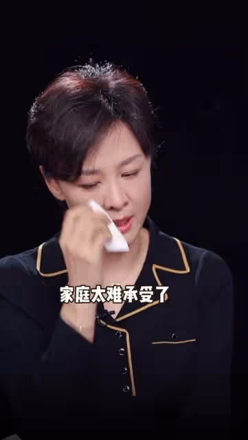 央視主持人李小萌罕見失態!崩潰痛哭聲音哽咽,戴鑽石項鍊變化大