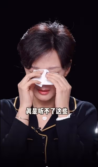 央視主持人李小萌罕見失態!崩潰痛哭聲音哽咽,戴鑽石項鍊變化大