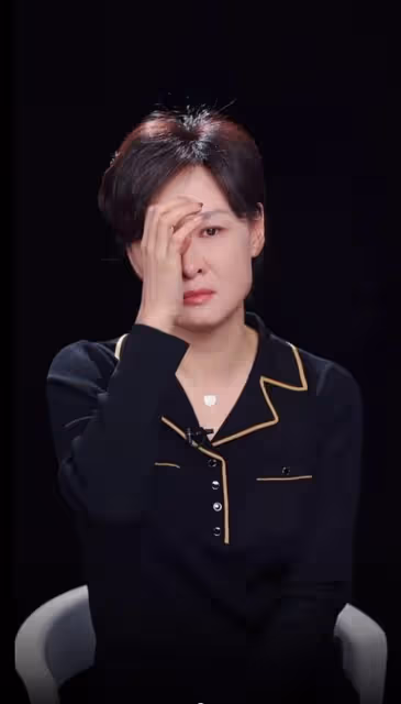 央視主持人李小萌罕見失態!崩潰痛哭聲音哽咽,戴鑽石項鍊變化大