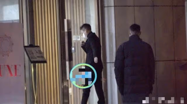 曹雲金身邊又換新人？與神秘女子一同泡吧回家，女方穿長靴身材辣