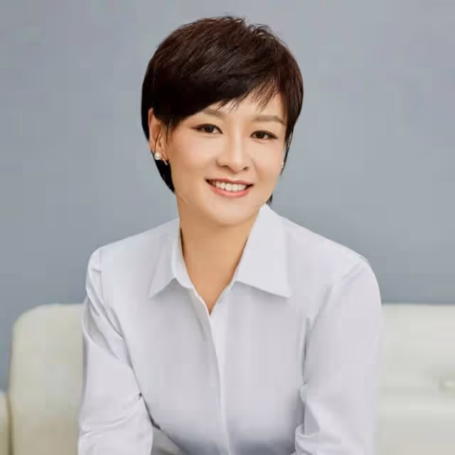 央視主持人李小萌罕見失態!崩潰痛哭聲音哽咽,戴鑽石項鍊變化大