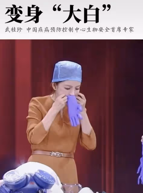 朱迅含淚致敬醫護人員,穿5分鐘防護服滿臉勒痕,吹手套自嘲外行