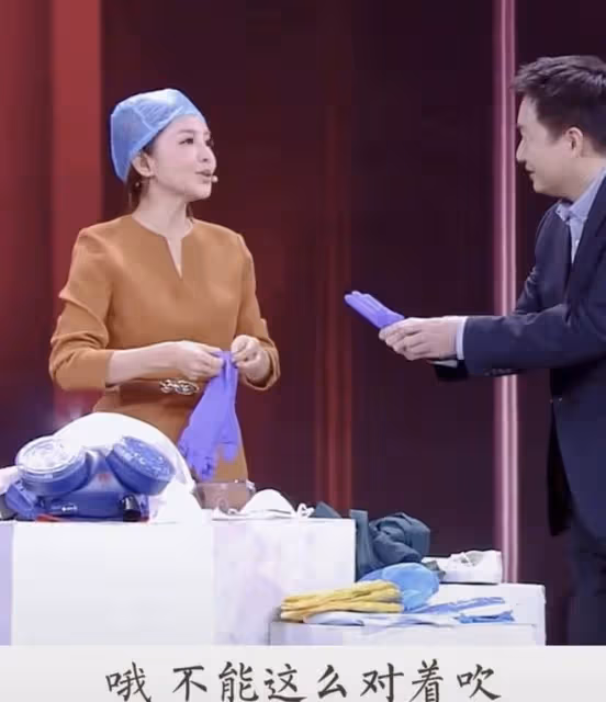 朱迅含淚致敬醫護人員,穿5分鐘防護服滿臉勒痕,吹手套自嘲外行