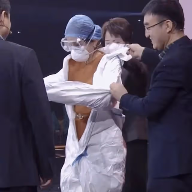 朱迅含淚致敬醫護人員,穿5分鐘防護服滿臉勒痕,吹手套自嘲外行
