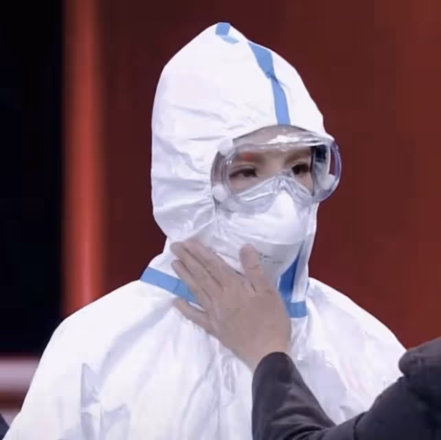 朱迅含淚致敬醫護人員,穿5分鐘防護服滿臉勒痕,吹手套自嘲外行