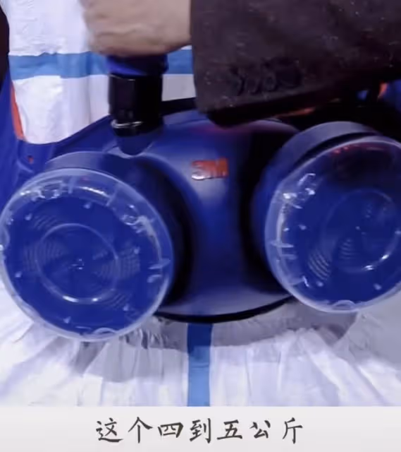 朱迅含淚致敬醫護人員,穿5分鐘防護服滿臉勒痕,吹手套自嘲外行