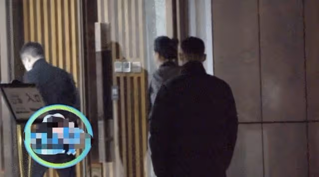 曹雲金身邊又換新人？與神秘女子一同泡吧回家，女方穿長靴身材辣