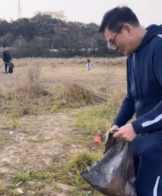 67歲TVB綠葉王直播間賣女性用品,網民問及體驗感,本人面露難色