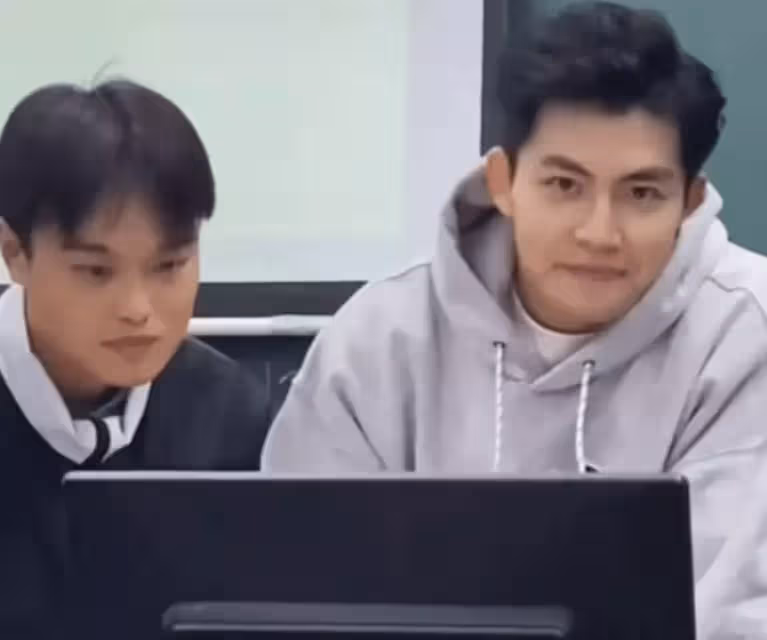高校男老師撞臉任嘉倫,評論區酸成檸檬