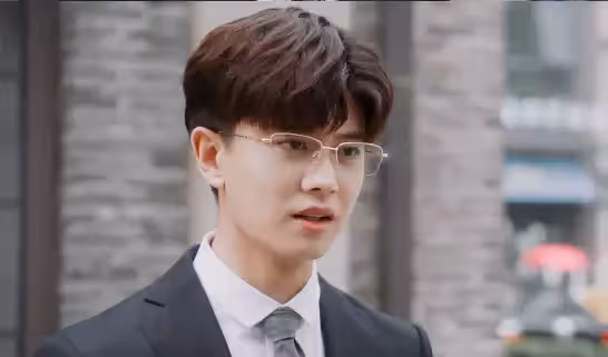 高校男老師撞臉任嘉倫,評論區酸成檸檬