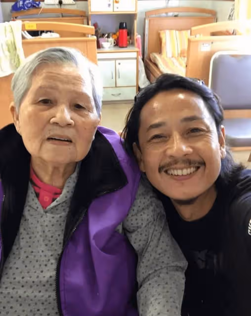 港星黃澤鋒95歲母親新冠去世!生前未打疫苗,母子隔窗見最後一面