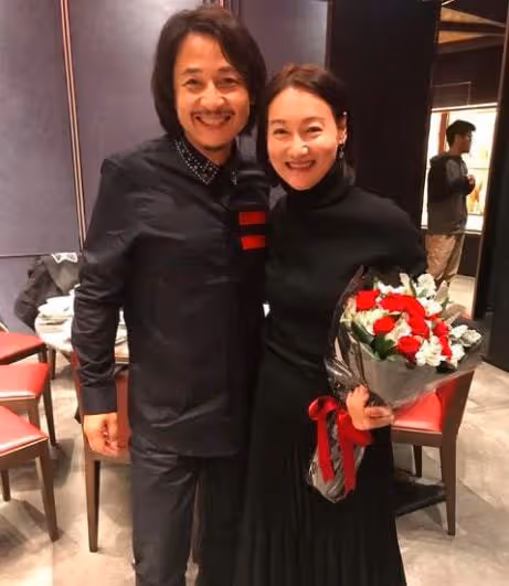 港星黃澤鋒95歲母親新冠去世!生前未打疫苗,母子隔窗見最後一面