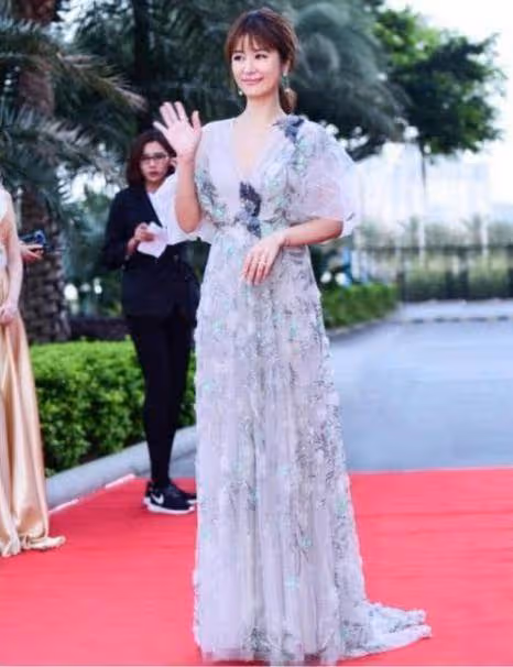 林心如不服老,45歲挑戰仙女裙,結果撞衫范冰冰,網友:一個像女王一個像路人