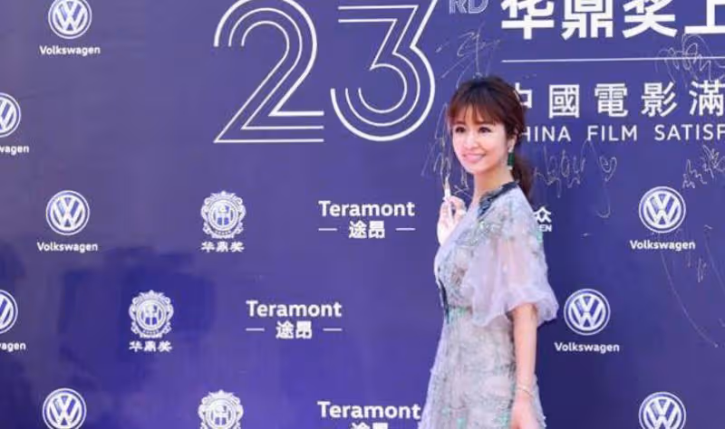 林心如不服老,45歲挑戰仙女裙,結果撞衫范冰冰,網友:一個像女王一個像路人