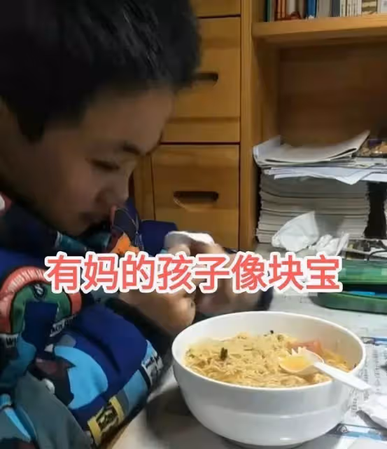男孩得知媽媽去世，眼淚落在速食麵碗裡，網友：真想抱抱你