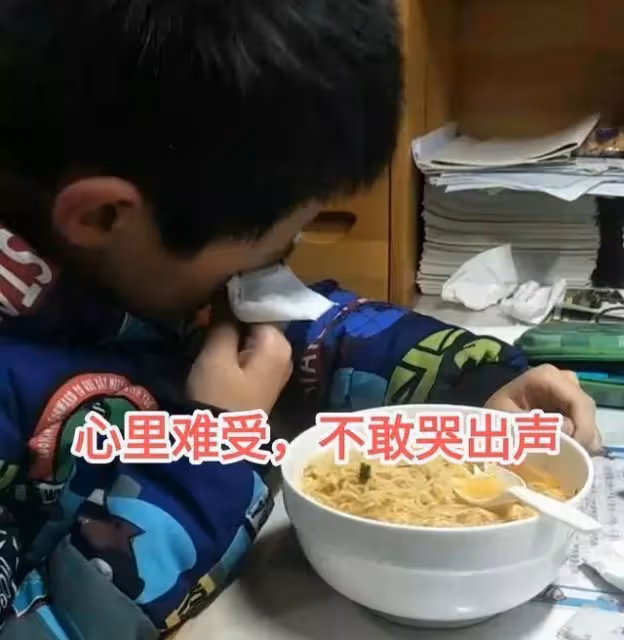 男孩得知媽媽去世，眼淚落在速食麵碗裡，網友：真想抱抱你
