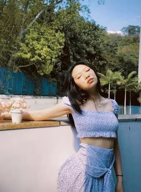 甄子丹17歲女兒美得驚豔！皮膚白嫩精緻五官隨媽媽，「露胃裝」大秀性感身材，網：看臉不像17歲