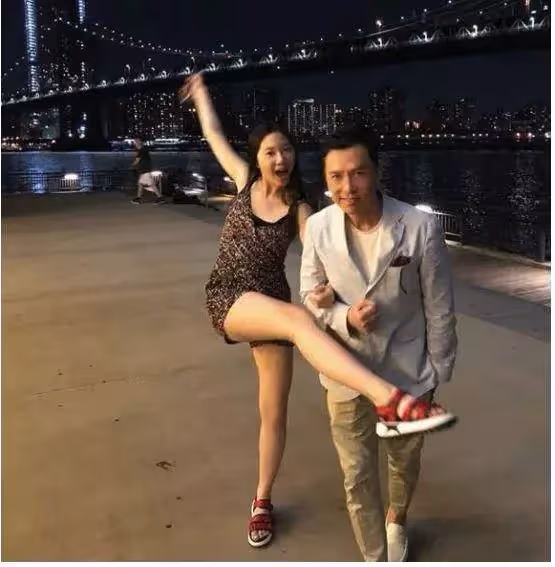 甄子丹17歲女兒美得驚豔！皮膚白嫩精緻五官隨媽媽，「露胃裝」大秀性感身材，網：看臉不像17歲